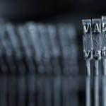 Umsatzsteuer, Umsatzsteuervoranmeldung, Pauschale Vorsteuer (Metallstempel mit der Aufschrift VAT als Symbol für Umsatzsteuer und Umsatzsteuervoranmeldung)