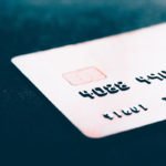 Nahaufnahme einer Zahlungskarte auf dunklem Untergrund – Symbol für bargeldlosen Zahlungsverkehr