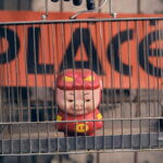 Rotes Sparschwein hinter Gittern in einem Metallkäfig – Symbolbild für die Gewerbesteuer und die Notwendigkeit, rechtzeitig Rücklagen zu bilden.