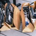 Verkaufsförderung und Werbung im Einzelhandel: Einkaufstüten mit Produkten als Beispiel für erfolgreiche Promotion-Maßnahmen