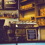 Einladend gestalteter Kaffeeladen mit saisonalen Angeboten und stilvoller Produktpräsentation am Point of Sale