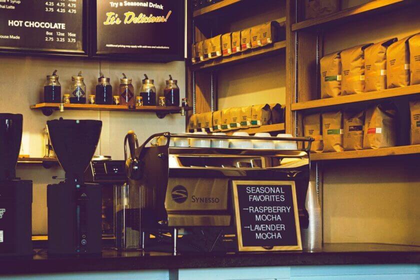 Einladend gestalteter Kaffeeladen mit saisonalen Angeboten und stilvoller Produktpräsentation am Point of Sale