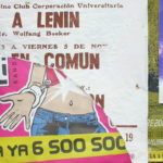 Plakatwerbung (Eine Collage aus zerrissenen Plakaten mit verschiedenen Farben und Texten, darunter ein brauner Schriftzug 'Adios a Lenin' und ein pinkes Plakat mit einer gezeichneten Hand.)