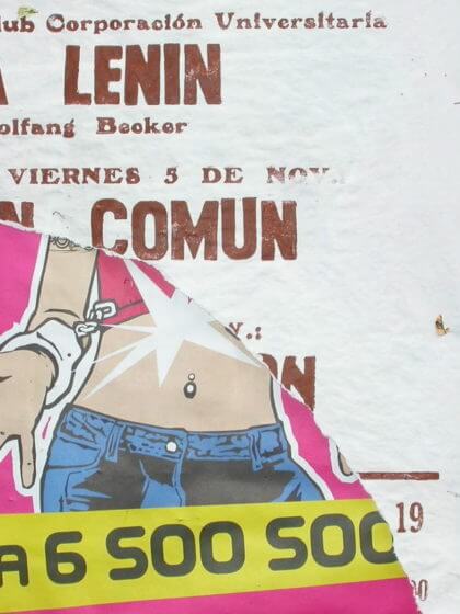 Plakatwerbung (Eine Collage aus zerrissenen Plakaten mit verschiedenen Farben und Texten, darunter ein brauner Schriftzug 'Adios a Lenin' und ein pinkes Plakat mit einer gezeichneten Hand.)