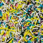 Aktenvernichter / Datenverlust / Daten vernichten (Zerkleinerte Papierstreifen in einem Aktenvernichter – Sinnbild für Datenverlust und fehlende Datensicherung im Unternehmen.)