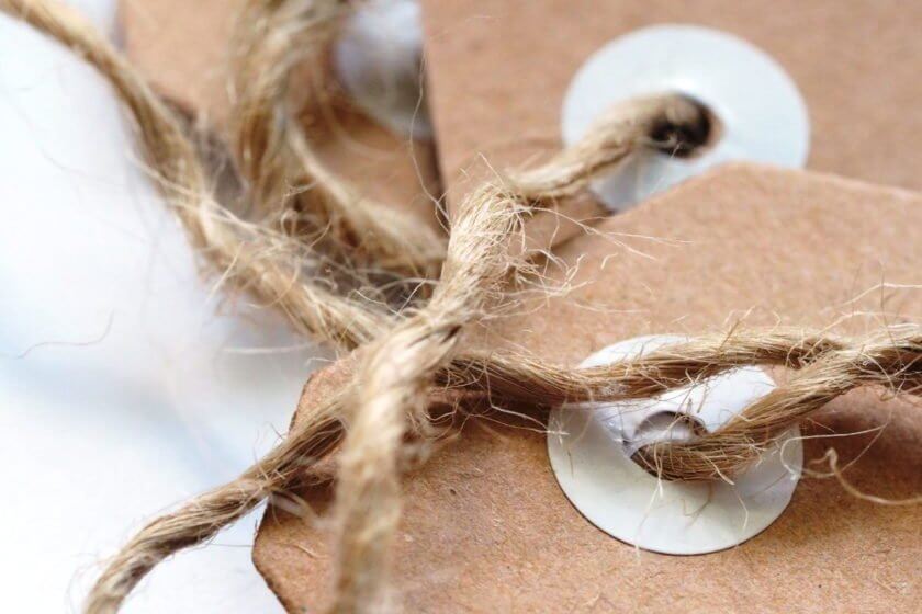 Hochpreisstrategie vs. Niedrigpreisstrategie (Preisschilder mit Schnur)