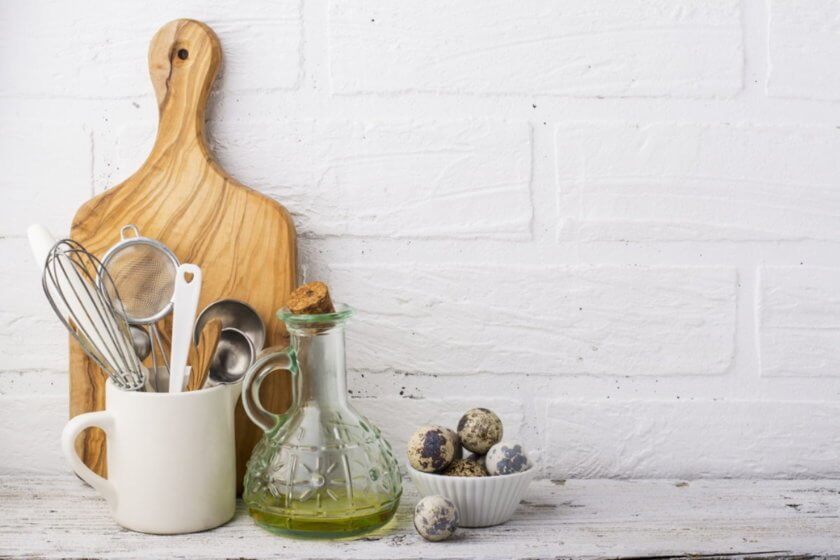 steuerpflichtige Mahlzeiten / Küchenarbeitsfläche mit vorbereiteten Lebensmitteln als neutraler Bezug zu Mahlzeiten im Arbeitskontext