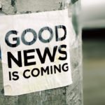 Online-Marketing-Methoden / Plakat mit der Aufschrift ‚Good news is coming‘ an einer Wand – Symbol für positive Chancen im Online-Marketing-Strategien