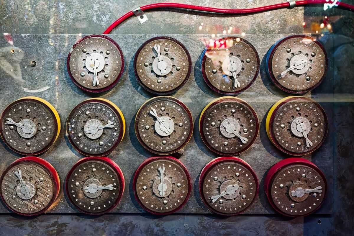 Reihen industrieller Zählerscheiben in Rot und Gelb – Symbolbild für das betriebliche Rechnungswesen als System zur Erfassung und Auswertung von Unternehmensdaten.