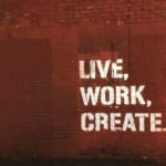 Business-Plan / Businessplan schreiben / Work-Life-Balance (Leben, arbeiten, erschaffen / Zitat auf einer roten Backsteinmauer)