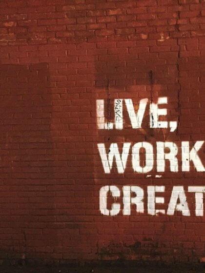 Business-Plan / Businessplan schreiben / Work-Life-Balance (Leben, arbeiten, erschaffen / Zitat auf einer roten Backsteinmauer)