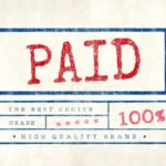 Factoring Rechnung (Stempel mit dem Wort „PAID“ in Rot, darunter Bewertungselemente wie „Grade“, „100 %“ und „High Quality Brand“ – Symbolbild für bezahlte Rechnungen und Liquidität.)
