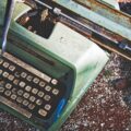 Arbeitszeugnisse / Verwitterte Remington-Schreibmaschine mit eingespanntem Blatt Papier, von oben fotografiert