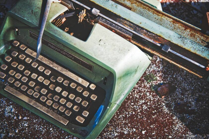Arbeitszeugnisse / Verwitterte Remington-Schreibmaschine mit eingespanntem Blatt Papier, von oben fotografiert
