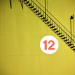 Wie du produktiver wirst – 12 Gewohnheiten erfolgreicher Menschen (Treppe mit Schild auf dem eine 12 steht)