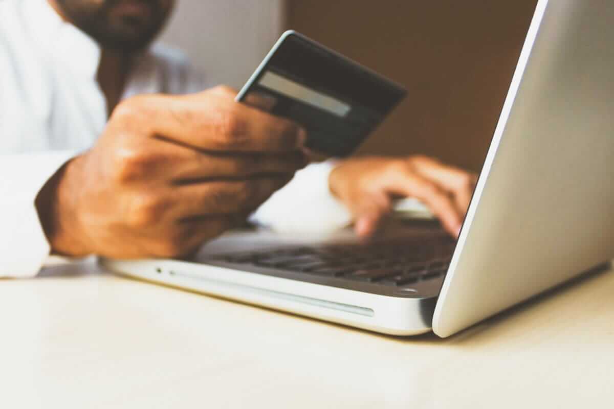 Online-Kredit / Kreditkarte, Laptop & Hand