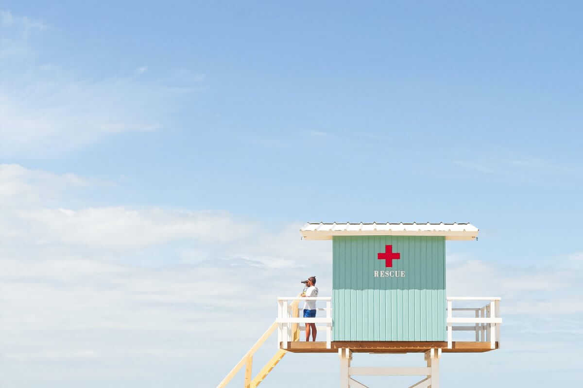 Urheberrechtsverletzung, Markenverletzung / Life-Guard am Strand auf seinem Watch-Tower