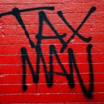 Steuervorteile nutzen (Taxman an eine rote Wand gesprüht)