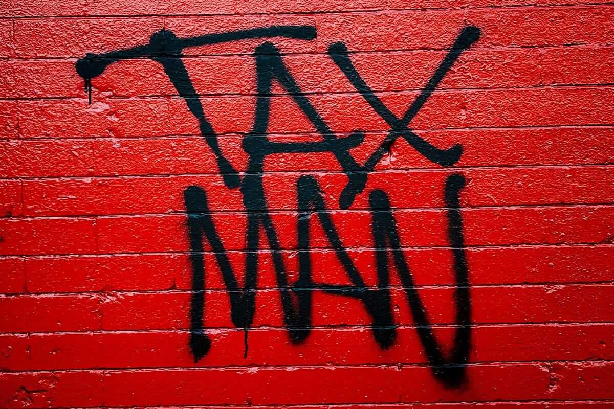 Steuervorteile nutzen (Taxman an eine rote Wand gesprüht)