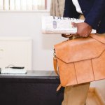 Lean Startup (Mann mit Aktentasche)