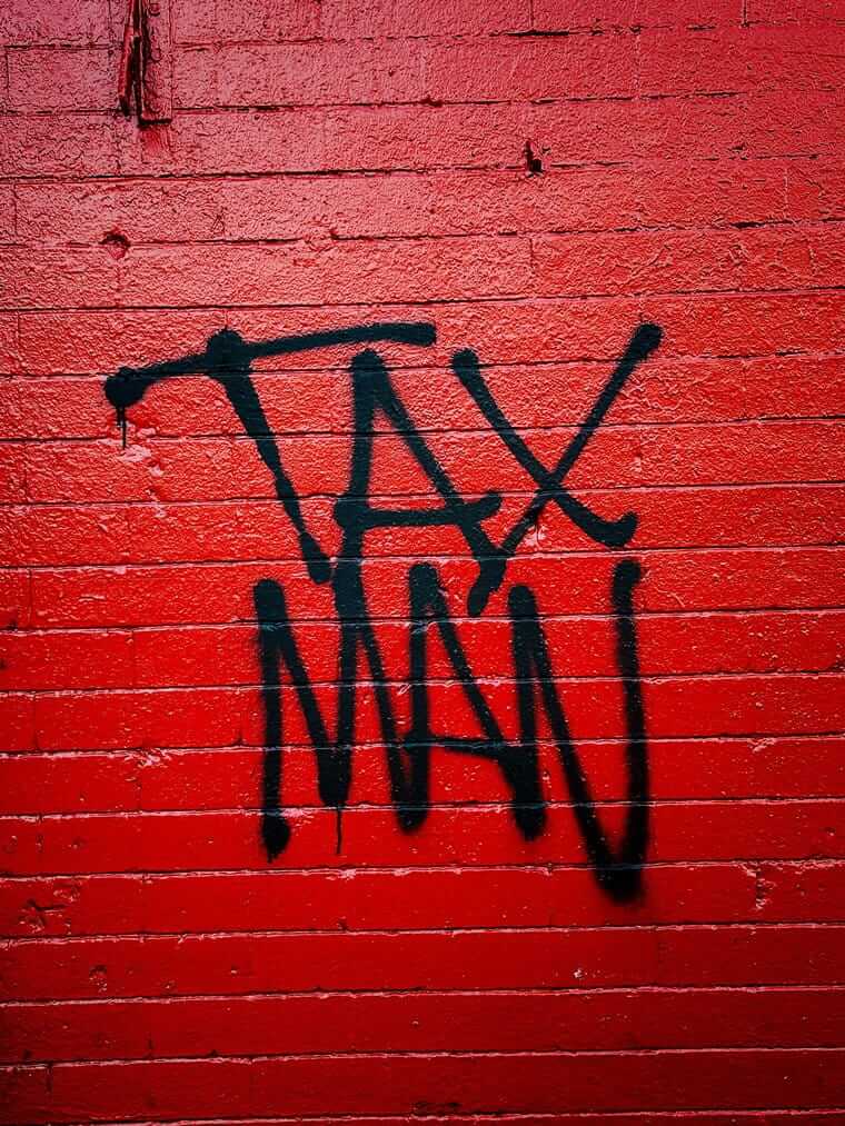 Steuerberater (Graffity "Tax Man" auf roter Wand)