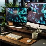 Homeoffice, IT-Infrastruktur (Zwei Computermonitore mit demselben Hintergrund)