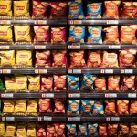 Massenmarketing (Ein Display in einem Laden, das mit vielen Chips gefüllt ist)