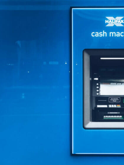 Finanzplanung (blauer Geldautomat)