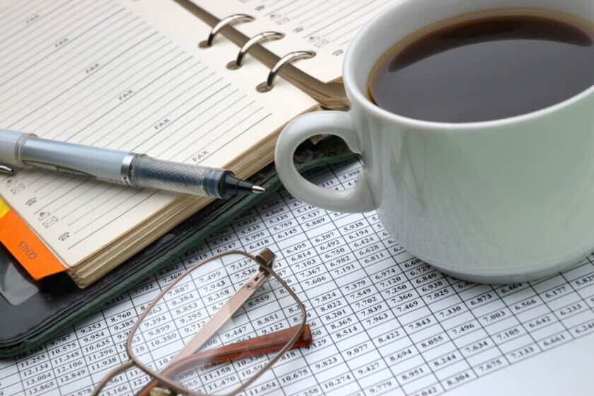 Schichtplanung (Kaffeetasse, Stift, Tabelle)