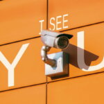 Pentests / Überwachungskamera, die an der Seite eines Gebäudes montiert ist