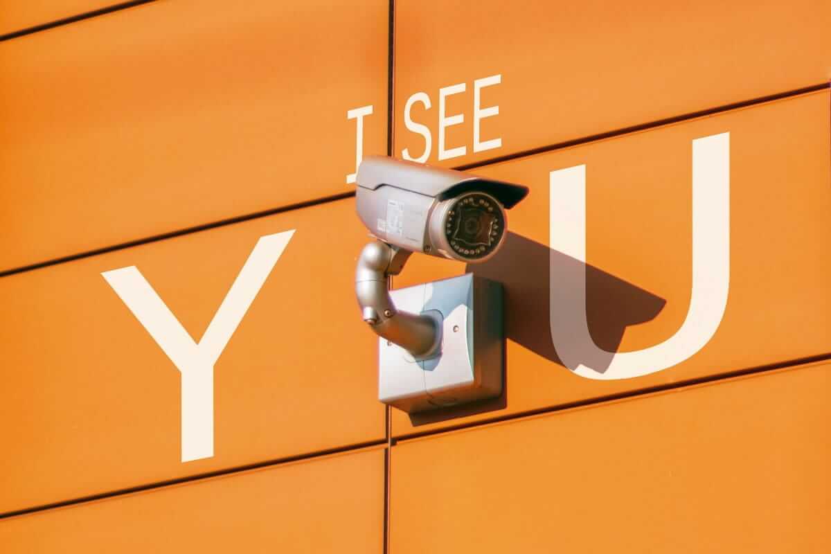 Pentests / Überwachungskamera, die an der Seite eines Gebäudes montiert ist