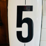 Steuertipps, Steuern, Schild mit einer 5 an einer Hauswand
