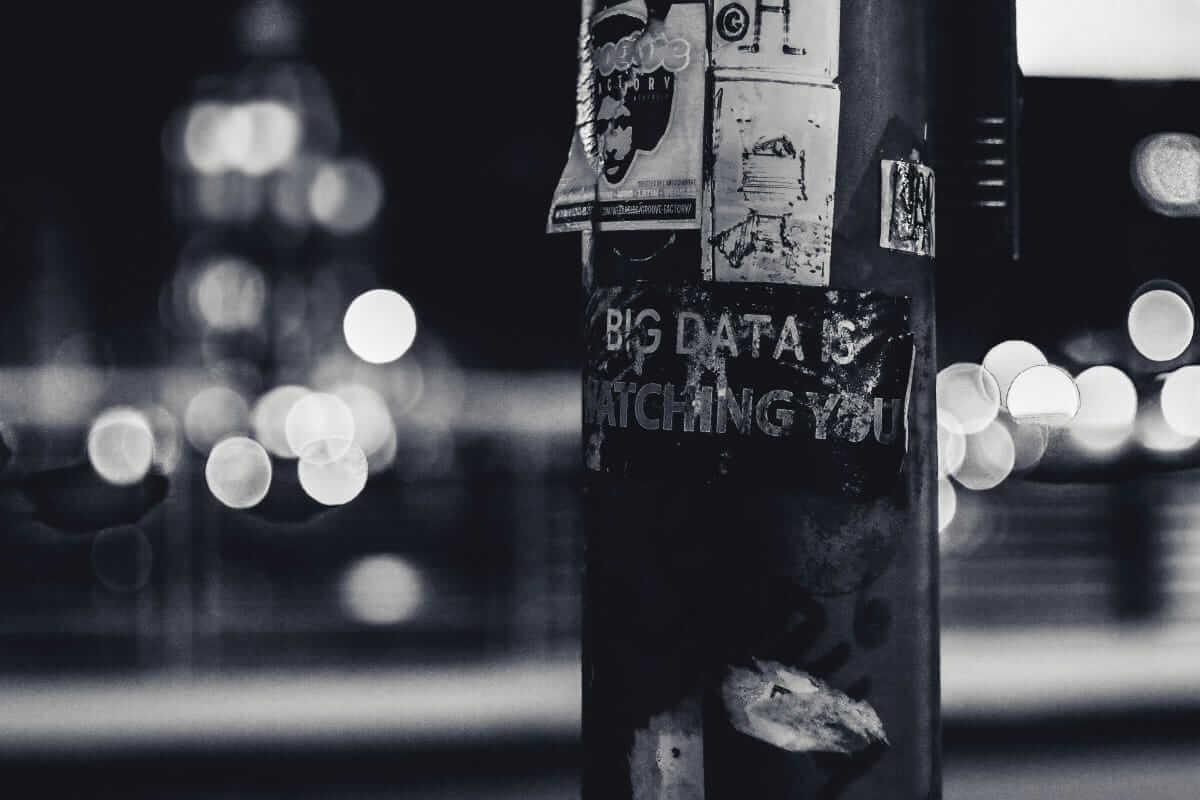 a pole with stickers on it / Datenanalyse, Big Data