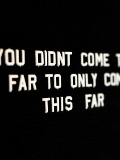 Kreditverhandlungen / Bild mit dem leuchtenden Schriftzug „You didn’t come this far to only come this far“