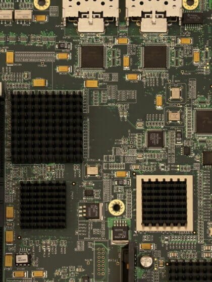 Digitalisierung, Förderprogramme (Nahaufnahme des grünen und schwarzen Computer-Motherboards)