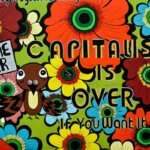Mahnwesen / Buntes Graffiti mit großflächigen Blumen, einem Vogel und dem Schriftzug 'Capitalism is over if you want it' sowie 'Game Over' auf einem Schild.