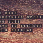 Geschäftsideen (Schriftzug auf Ziegelwand mit dem Text: „To make something special you just have to believe it’s special“.)