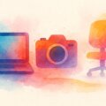Abschreibung (Aquarell-Illustration mit drei verblassenden Objekten: ein Laptop, eine Kamera und ein Bürostuhl, die von links nach rechts immer transparenter werden, symbolisieren den Wertverlust durch Abschreibung.)