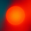 Stresskompetenz (Abstraktes digitales Kunstwerk mit intensivem Farbverlauf von dunklem Türkis zu leuchtendem Rot-Orange, zentrales Element ist ein strahlender, glühender Kreis – symbolisiert Energie, Spannung und Balance.)