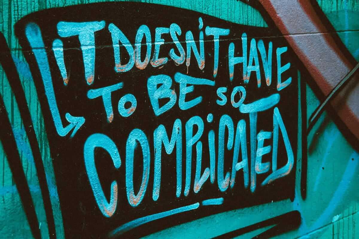 Mahnwesenm Forderungsmanagement (Graffiti mit dem Schriftzug ‚It doesn’t have to be so complicated‘ als Metapher für einfache digitale Mahnprozess)