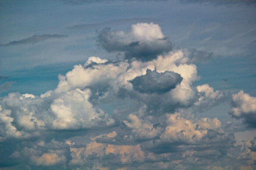 Sovereign Cloud / Dramatische Wolken am Himmel als Symbolbild für Cloud-Technologien und digitale Souveränität.