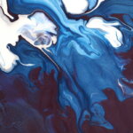 Liquiditätsmanagement / Abstrakte blau-weiße Farbströme als Symbol für Liquidität und finanzielle Bewegung im Unternehmen