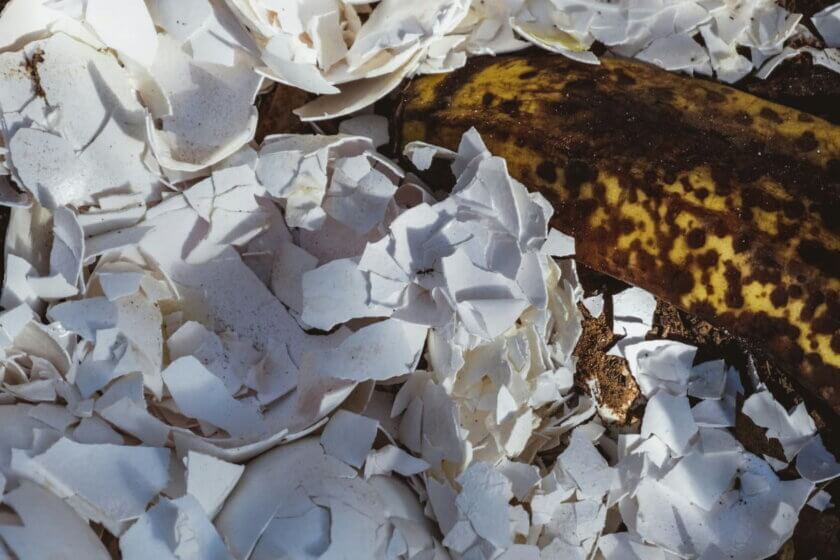 Rechnungen digitalisieren / Zerrissene weiße Papierschnipsel auf rostiger Metalloberfläche