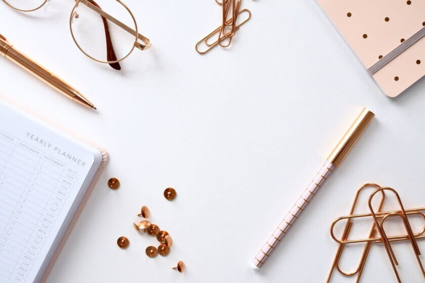 Digitale Buchhaltung (Nebeneinander sortierte Büroobjekte als Symbol für Ordnung, Struktur und klare Prozesse)