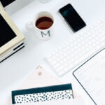 Preisfindung & Stundensatz / Minimalistischer Schreibtisch mit Kalender, Tastatur und Smartphone – visuelles Motiv für die Berechnung eines Honorarkalkulators