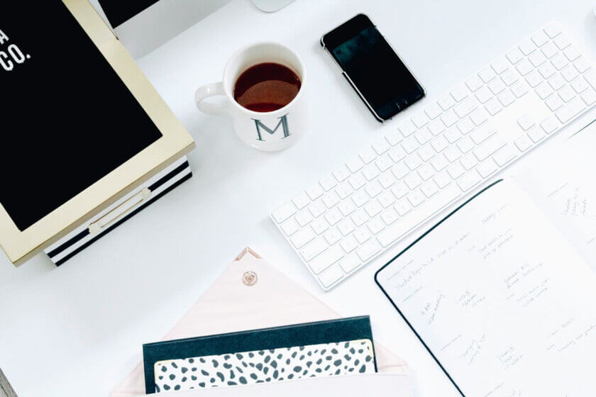 Preisfindung & Stundensatz / Minimalistischer Schreibtisch mit Kalender, Tastatur und Smartphone – visuelles Motiv für die Berechnung eines Honorarkalkulators