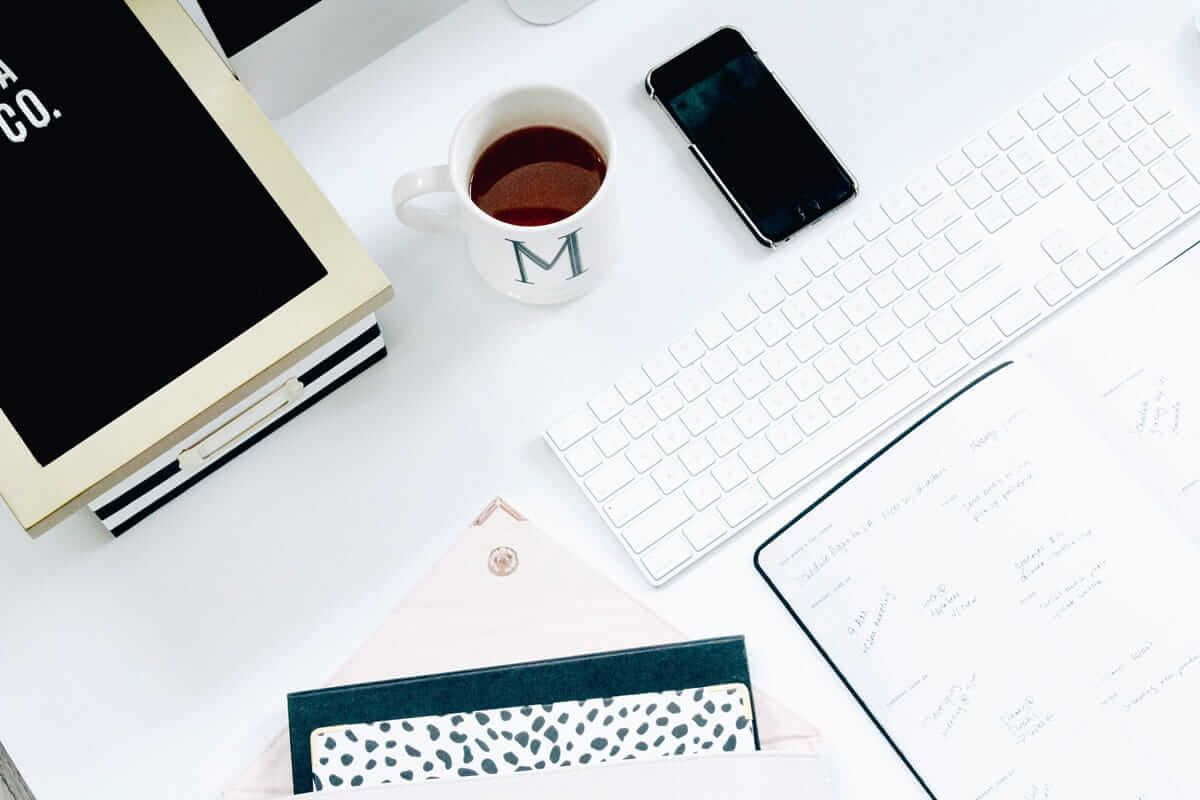 Preisfindung – Honorarkalkulator: So ermittelst du deinen realistischen Stundensatz Preisfindung & Stundensatz / Minimalistischer Schreibtisch mit Kalender, Tastatur und Smartphone – visuelles Motiv für die Berechnung eines Honorarkalkulators