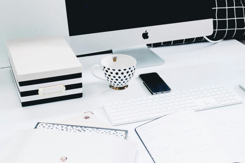 Aufwand schätzen, Preisfindung/ Offenes Arbeits-Setup mit Notizbuch und Computer – Sinnbild für präzise Aufwandsschätzung in Projekten