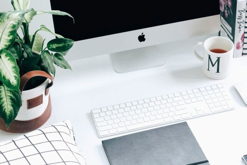 Preisfindung / Helles, aufgeräumtes Workspace-Setup mit Pflanzen und Notizbuch – Symbol für strukturierte Grundlagen der Preisfindung