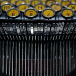 Mechanische Schreibmaschine mit nummerierten Tasten als Symbol für den bewussten Umgang mit Zahlen in der Selbständigkeit